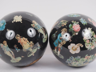 Vente aux enchères Paire de boules porte perruques 1900 en verre à décor polychrome de pe