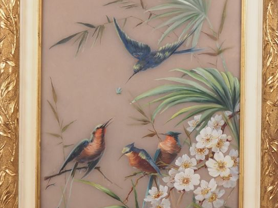 MESCOU.  Paire d'encadrements en verre peint "oiseaux branchés" signé 