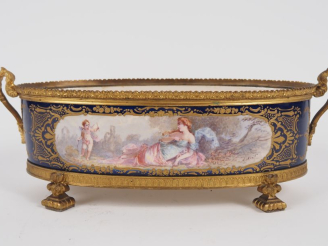 Vente aux enchères Jardinière 1900 de style Louis XVI en céramique, dans le goût de Sèvre