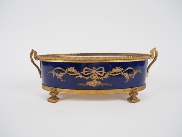 Jardinière 1900 de style Louis XVI en céramique, dans le goût de Sèvre
