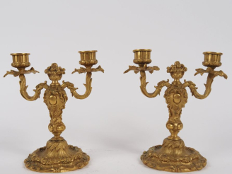 Vente aux enchères Paire de bougeoirs doubles de style Rocaille en bronze doré, à décor d