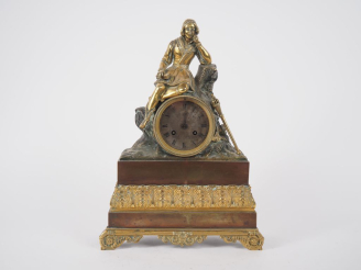 Vente aux enchères Pendule Restauration en bronze, à décor de jeune homme romantique. H. 