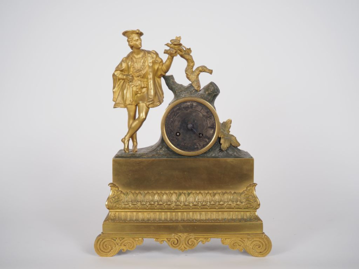 Pendule de cheminée Restauration en bronze patiné et doré, à décor de 