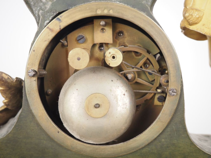 Pendule de cheminée Restauration en bronze patiné et doré, à décor de 