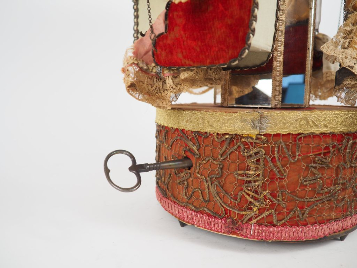 Automate traditionnel fabriqué par Michel Marcu.  Manège mécanique ave