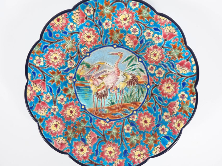 Coupe sur talon en émaux polychromes de Longwy, à décor d'échassiers d