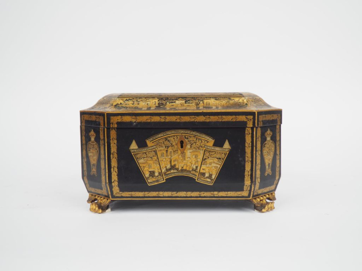 Coffret à thé de style Extreme Orient en bois laqué et réhaussé d'or, 