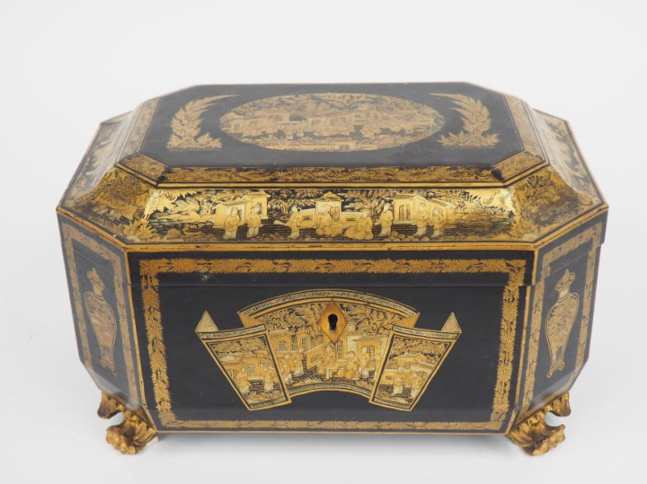 Coffret à thé de style Extreme Orient en bois laqué et réhaussé d'or, 
