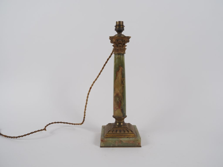 Pied de lampe en onyx vert et bronze doré en forme de colonne corinthi