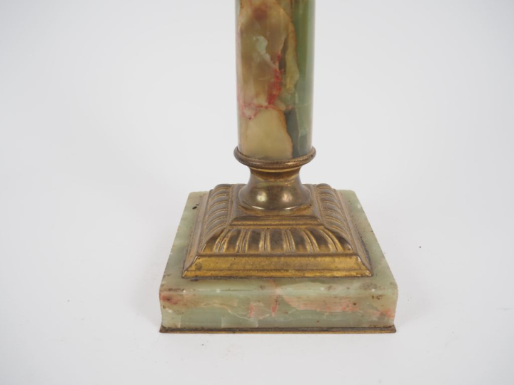 Pied de lampe en onyx vert et bronze doré en forme de colonne corinthi
