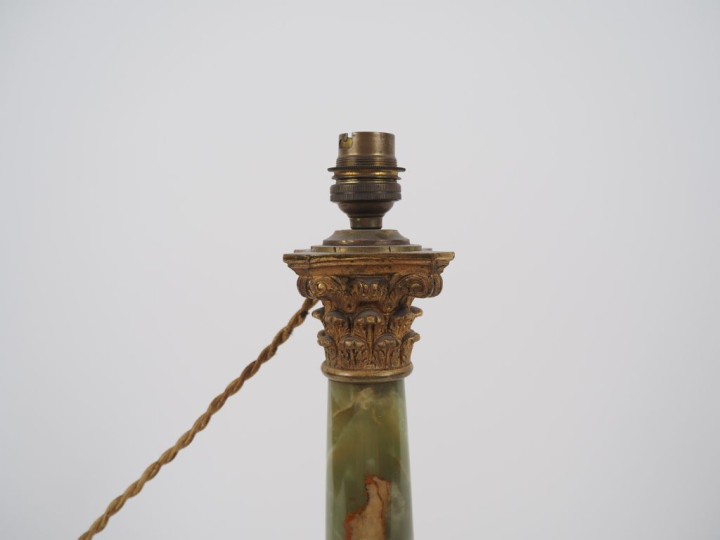 Pied de lampe en onyx vert et bronze doré en forme de colonne corinthi