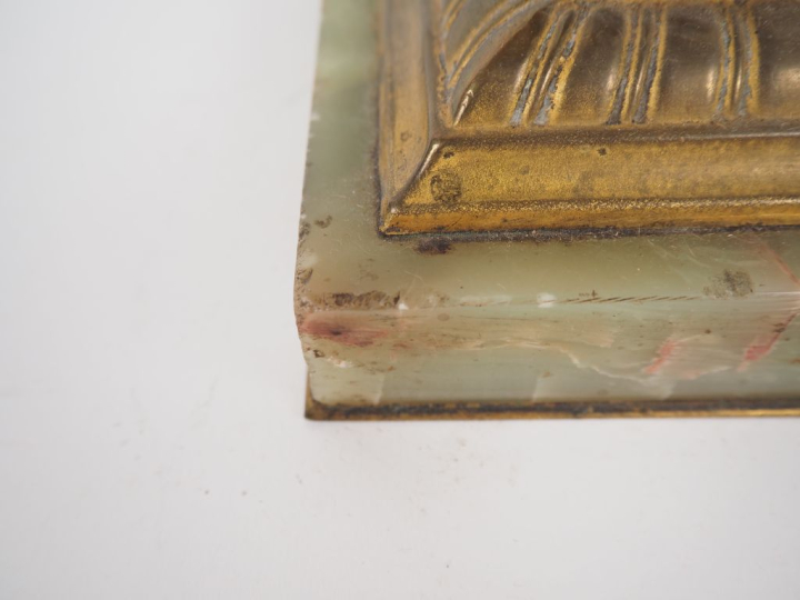 Pied de lampe en onyx vert et bronze doré en forme de colonne corinthi