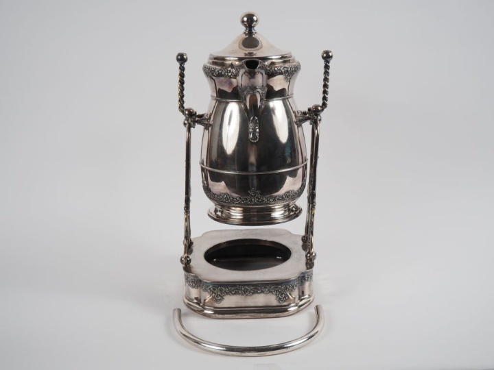 Samovar fin XIXème en métal argenté anglais à décor de frise de fleurs