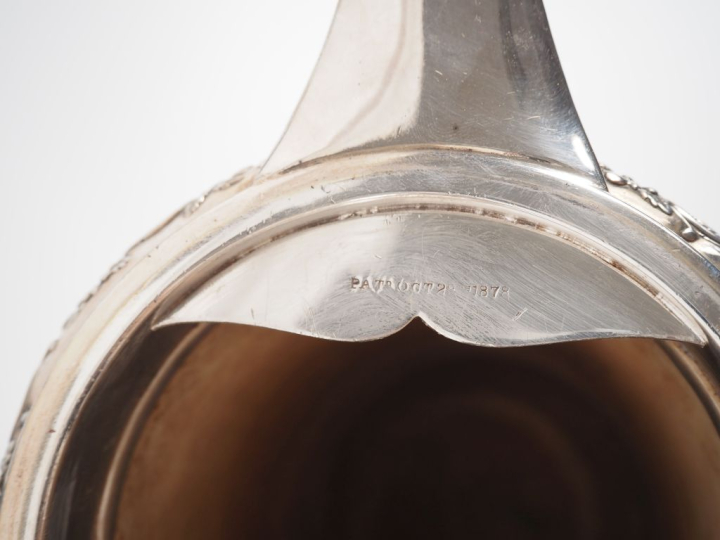 Samovar fin XIXème en métal argenté anglais à décor de frise de fleurs