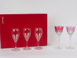 Vente aux enchères BACCARAT.  6 verres à pied dans leur coffret.  On y joint 6 verres à v