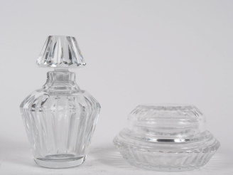 Vente aux enchères BACCARAT.  Flacon et bonbonnière en cristal taillé Signés