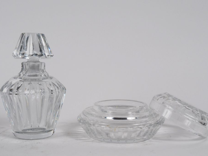 BACCARAT.  Flacon et bonbonnière en cristal taillé Signés