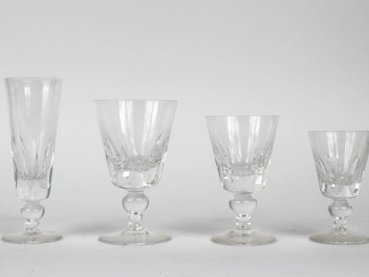 SAINT-LOUIS.  Partie de service de verres en cristal à décor de palmes