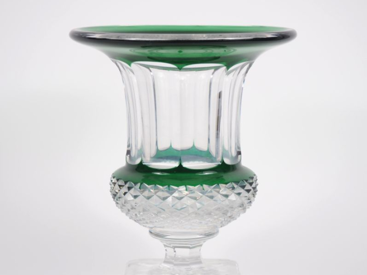 SAINT-LOUIS.  Vase Médicis en cristal bicolore. Signé H. 25 cm