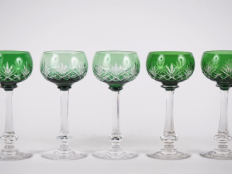 Vente aux enchères SAINT-LOUIS. 5 verres à vin du Rhin en cristal bicolore vert et transl