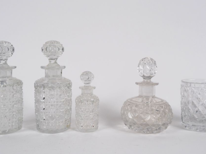 BACCARAT.  OU SAINT LOUIS 4 flacons et un verre à eau en cristal gravé