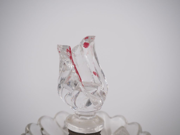 BACCARAT.  Paire de girandoles à pampilles en cristal  Signées (une ac