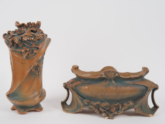 Vente aux enchères Vase et jardinière Art Nouveau en céramique ocre et bleue, décor de fl