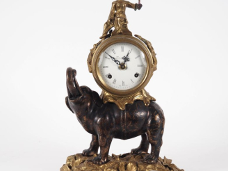 Vente aux enchères Pendule de cheminée de style Louis XV en bronze et bronze patiné. (cop