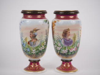 Vente aux enchères Paire de vases 1900 en porcelaine à décor polychrome de personnages, d