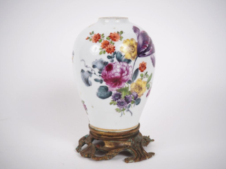 Vente aux enchères Pied de lampe en porcelaine de Saxe, à décor de fleurs polychromes. H.
