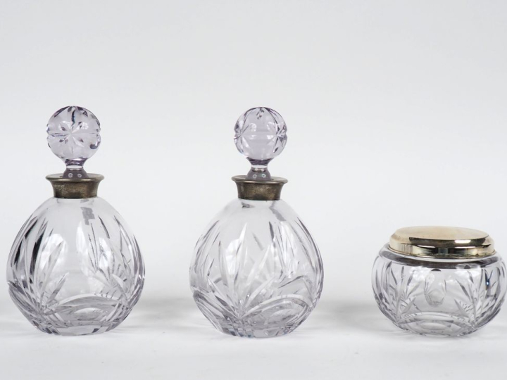 Paire de flacons en cristal gravé à décor de croisillons et de feuilla