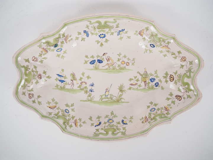 6 différents plats en faience XVIIIème et XIXème à décor polychrome. (