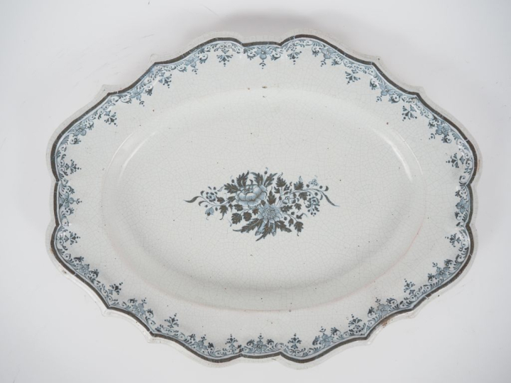 6 différents plats en faience XVIIIème et XIXème à décor polychrome. (