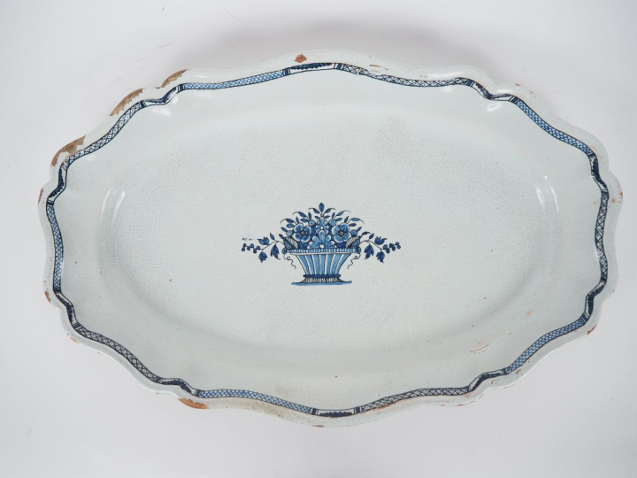 6 différents plats en faience XVIIIème et XIXème à décor polychrome. (