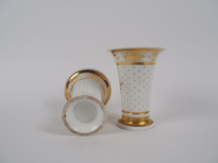 Paire de vases XIXème de style Empire en porcelaine de Paris, à décor 