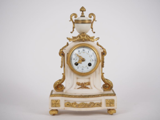 Vente aux enchères Pendule de cheminée de style Louis XVI en marbre blanc et bronze doré,