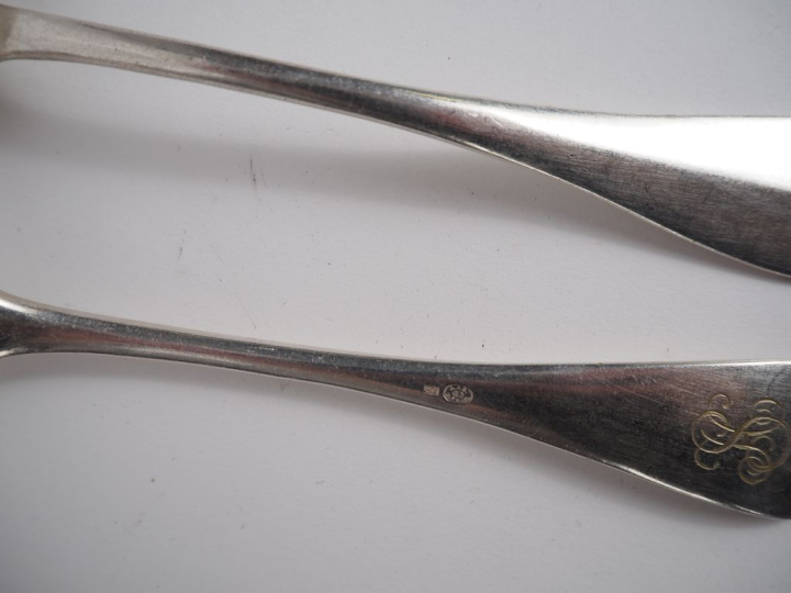 5 grands couverts en métal argenté Suisse, modèle uniplat monogrammé, 