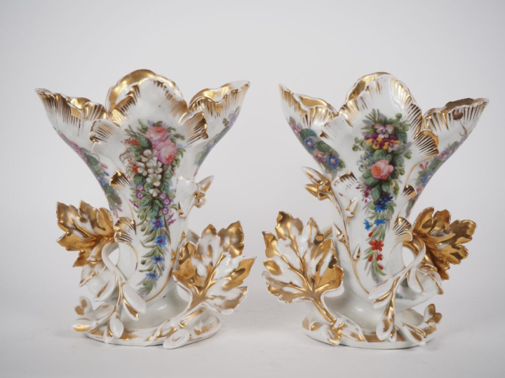 Paire de vases Napoléon III en porcelaine de Paris, à décor de bouquet