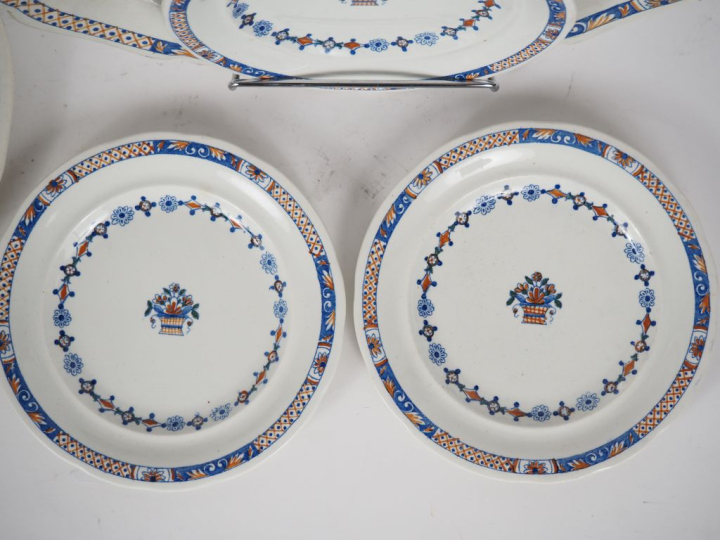 Partie de service de table en faience Manufacture Bourgeois, modèle "R