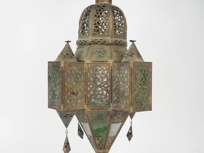 Lanterne de mosquée en laiton ajouré et verre polychrome à décor de mo