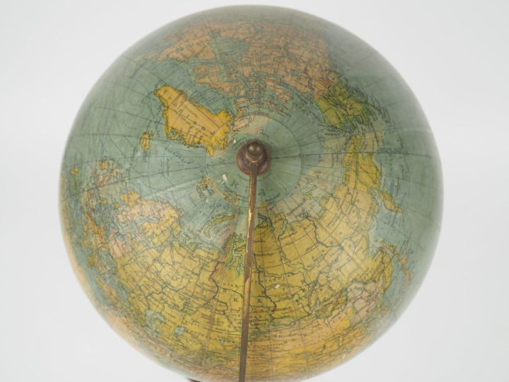 Globe terrestre sur son support en bois et laiton agrémenté d'une bous