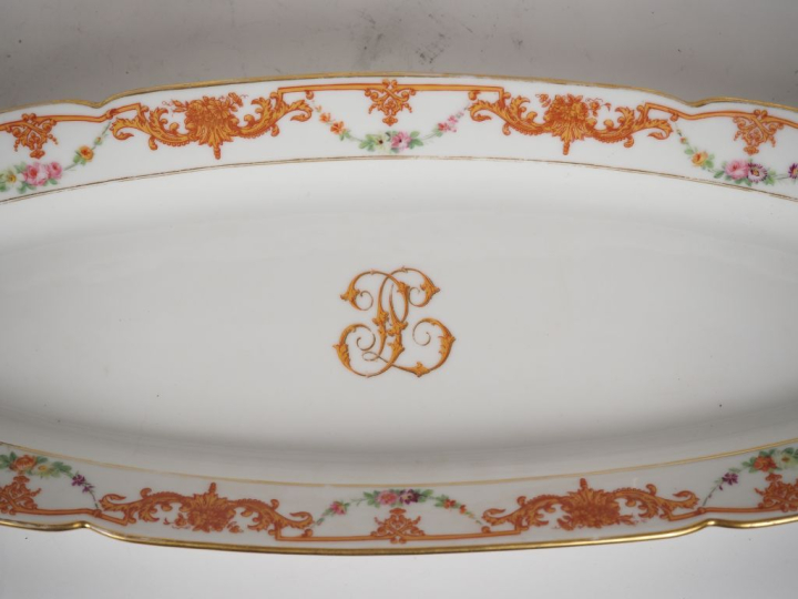 Partie de service de table 1900 en porcelaine à décor  de fleurettes p