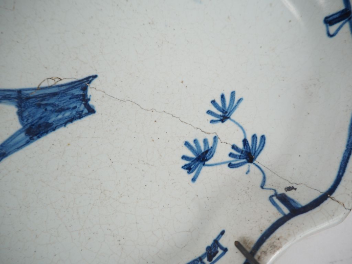 8 différentes assiettes en faience XVIIIème et XIXème.  (accidents et 