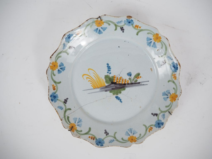 8 différentes assiettes en faience XVIIIème et XIXème.  (accidents et 