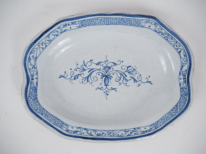 8 différentes assiettes en faience XVIIIème et XIXème.  (accidents et 