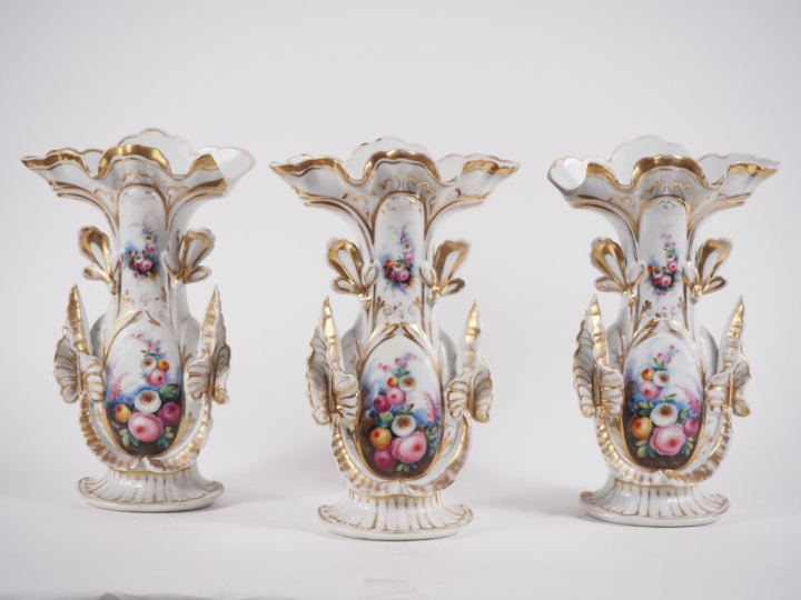 3 vases Napoléon III en porcelaine de Paris, à décor de bouquet de fle