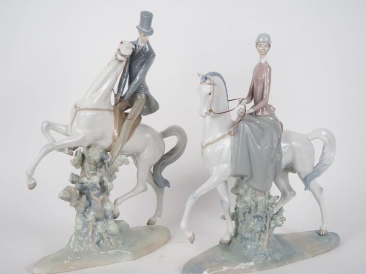Paire de sujets en porcelaine polychrome "Couple de cavaliers". H. 49 