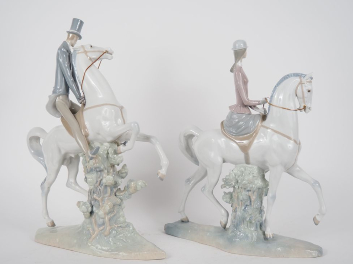 Paire de sujets en porcelaine polychrome "Couple de cavaliers". H. 49 