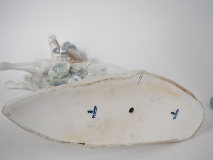 Paire de sujets en porcelaine polychrome "Couple de cavaliers". H. 49 