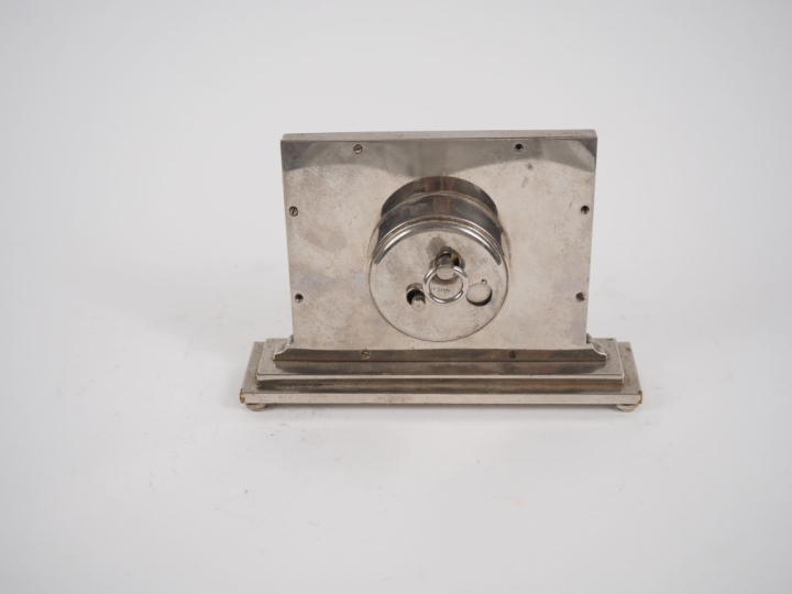 Pendulette 1940 en métal chromé "Eight days". Dim. 12 x 17,5 cm